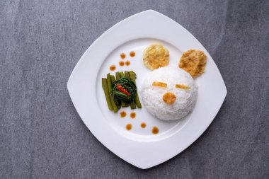 Masada gri kase pirinç ile Kızarmış sabah zafer.