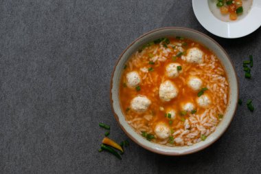 Masada gri kase tavuk topu ve biber ile Pirinç baharatlı çorba.