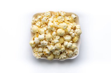 Kağıt bardakta patlamış mısır beyaz arka plan üzerinde izole.