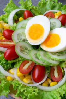 Masada tahta çanak haşlanmış yumurta ile sağlıklı sebze salatası