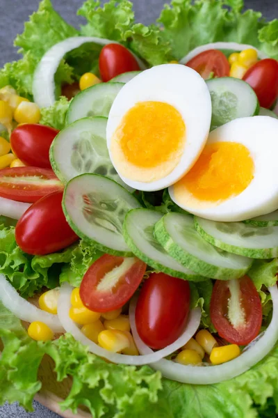 Masada tahta çanak haşlanmış yumurta ile sağlıklı sebze salatası