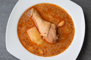 Tavuk baget veya bacak ve patates beyaz ile Massaman köri