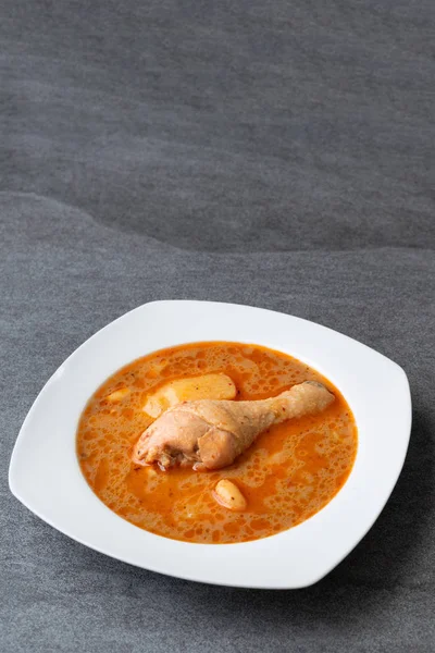 Massaman curry con muslo de pollo o pierna y patata en blanco — Foto de Stock