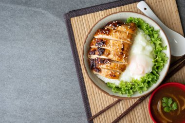 Tavuk pirinç veya Teriyaki Tavuk ve Yumurta onsen gri kase ile