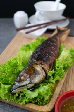 Masada deniz ürünleri sosu ile ahşap çanak ızgara Saba Balık.