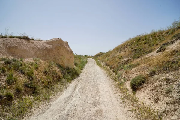 말린된 배경으로 카파도키아 터키의 풍경을 비포장된 — 스톡 사진