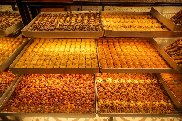 Variété Baklava Sucré Délicieux Dessert Traditionnel Turc Dans Vitrine Magasin — Photo