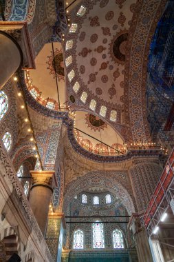 Istanbul, Türkiye - 26 Mayıs 2018: Sultanahmet Camii kubbe tavan, kemer windows ve sütunlar ve aydınlatma tarihi restorasyon framework, seçici odak, Istanbul ile güzel iç süs dekorasyon