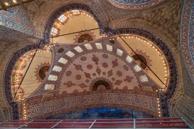 Istanbul, Türkiye - 26 Mayıs 2018: güzel süs dekorasyon tavan ve aydınlatma ile tarihi restorasyon çerçeve, seçici odak, Istanbul Sultanahmet Camii iç kubbe