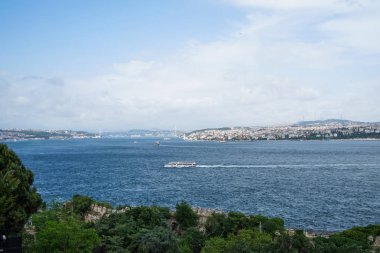 Karadeniz ve Marmara Denizi Istanbul Asya yan ve bridge arka planını ve yeşil ağaç ön planda, Türkiye ile bağlı gemi yelken Boğaz Boğaz boyunca feribot