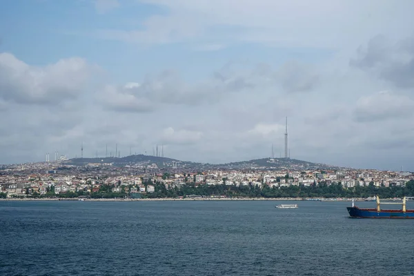 Karadeniz ve Marmara Denizi Istanbul Asya tarafında kıyı ve dağ arka plan ile Türkiye'nin bağlı İstanbul Boğazı üzerinde Yelkenli Gemiler