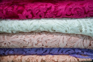 Yığın pembe doğal desende hassas geleneksel Dantel Kumaş Tekstil beyaz, soluk mavi yerel eşya, seçici odak, Phuket, Tayland