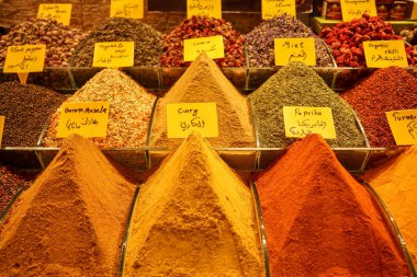 Istanbul'da taze parlak renkli yerel Türk baharat madde yığınları baharat çarşı dahil köri, kırmızı biber, masala, nane, kırmızı biber, biber, vb, seçici odak, Türkiye
