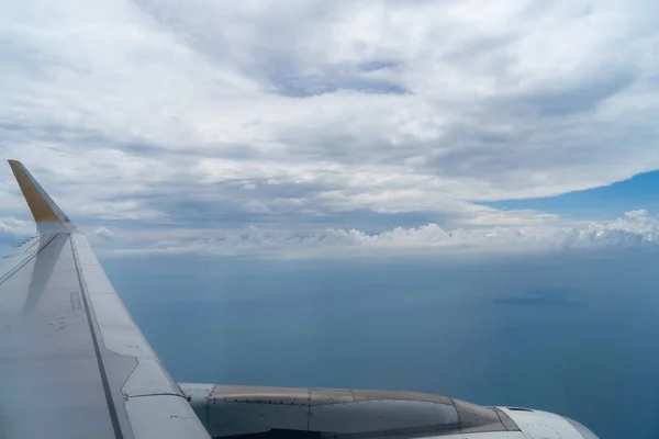 青空と飛行機の金属の翼とエンジン トルコ飛行の飛行機の窓から深海背景の色合いと美しい白い Cloudscape のビュー — ストック写真