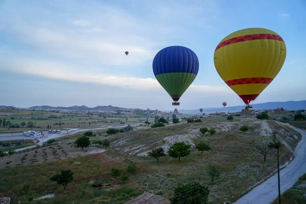 Prachtig Panoramisch Uitzicht Van Kleurrijke Ballonnen Vliegen Met Blauwe Hemelachtergrond — Stockfoto