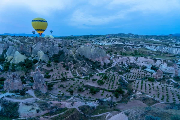 Piękna Panorama Piękny Widok Kolorowych Żółtym Balonów Cappadocia Góry Krajobraz — Zdjęcie stockowe