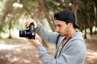 genç adam cucasian fotoğrafçı çekim resimleri ve video düzenleme