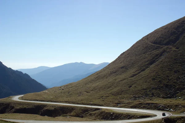 Romanya 'da arabasız Transfagarasan yoluna giden güzel mavi gökyüzü, sonbaharda Carpathian dağları, üstten hava manzarası, takvim, poster, kapak tasarımı, kartpostal tasarımı