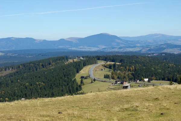 Romanya 'da ormanlı Transfagarasan yoluna giden güzel bir sabah manzarası, sonbaharda Karpatya dağları, tepeden vadiye hava manzarası, takvim, poster, kapak tasarımı, kartpostal