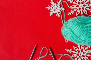 Mutlu yıllar 2021 ve Noel kutlamaları resmi, kar taneleri ve kırmızı zemin üzerindeki iplik yumağı, karantina için hobi, kartpostal için fotoğraf, tebrik kartı ve duvar kağıdı, metin için bedava yer, kopyalanmış alan