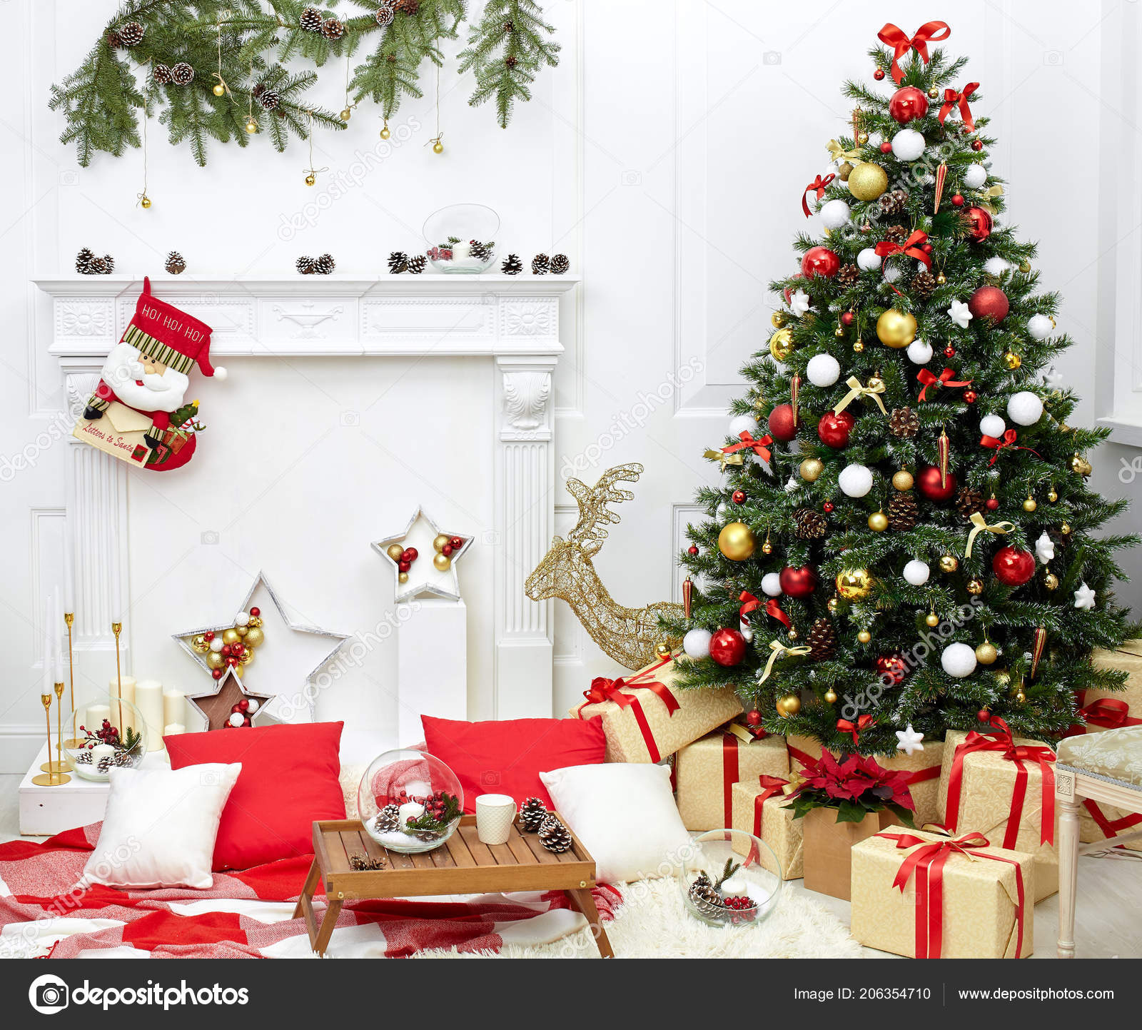 Femme Asiatique Senior Décorer L'arbre De Noël Par Xmas Bauble Décoration  Dans La Chambre De Lit Avec Cadeau à La Maison Regarder Photo stock - Image  du rougeoyer, lueur: 235624302