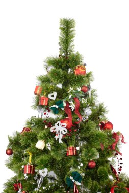 Beyaz bir arka plan üzerinde izole renkli süsler ile güzel Noel ağacı