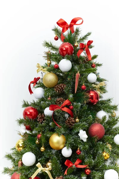 Mooie Kerstboom Met Kleurrijke Ornamenten Geïsoleerd Een Witte Achtergrond Studio — Stockfoto