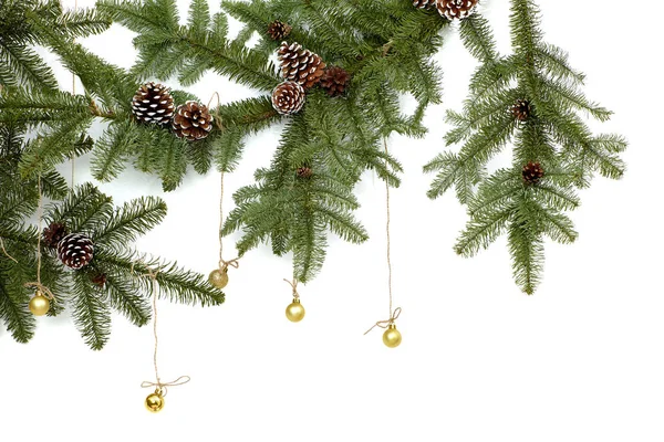 背景にクリスマス ツリーの枝 キラキラ ボールをぶら下がっています 現実的なモミの木枠 フレームが白で隔離 クリスマス カード バナー チラシ — ストック写真
