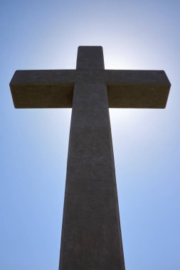 Büyük taş mavi gökyüzü üzerinde çapraz