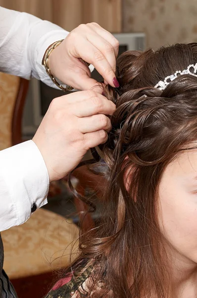 Cabeleireiro Faz Penteado Close Cabelo Marrom Mulher Bonita — Fotografia de Stock