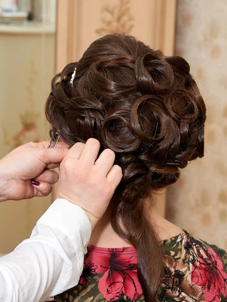 Hairdresser Makes Hairstyle Close — Stock Photo, Image