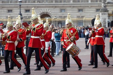 Londra, İngiltere - 16 Nisan 2011: Değişiklik Buckingham Sarayı'ndaki Kraliyet muhafızı töreni