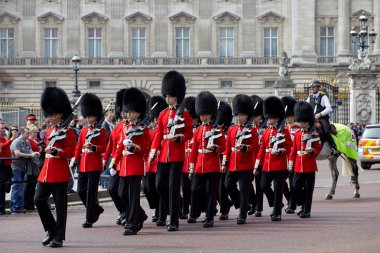 Londra, İngiltere - 16 Nisan 2011: Değişiklik Buckingham Sarayı'ndaki Kraliyet muhafızı töreni