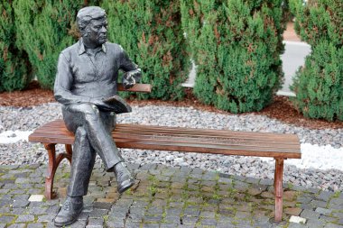 Druskininkai, Litvanya - 6 Ağustos 2017: Heykel Donatas Banionis. Druskininkai, Litvanya. Donatas Sovyet ve Litvanya dili aktör ve film yönetmeni olarak bilinen Banionis