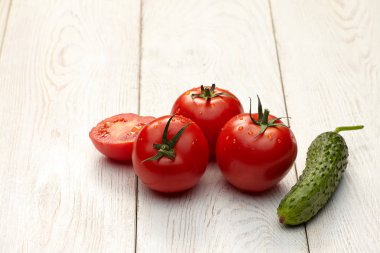 Taze domates ve salatalık ahşap arka plan üzerinde 