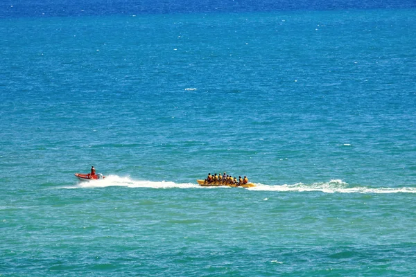 Barco Plátano Lleno Turistas Toda Velocidad — Foto de Stock