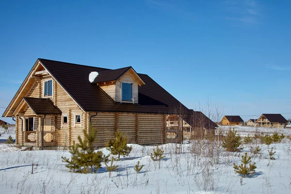 Groupe Maisons Bois Hiver Journée Ensoleillée Pas Nuages — Photo