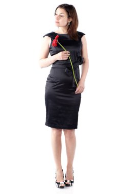 Güzel ve genç birbayan gerbera çiçek ile siyah elbise, beyaz arka plan üzerinde tam vücut