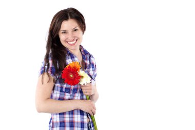 Gerbera çiçekleri beyaz izole bir ekose gömlek gülümseyen genç kadın