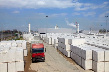Otoklavlı beton üreten fabrika tesisinin görünümü. Paletler üzerinde bloklar birçok paket bir açık depoda diğer koymak. Kamyon yüklenmeye hazır.