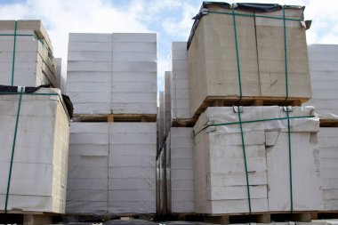 Depoda depolanan paletler üzerinde yeni aerated beton bloklar