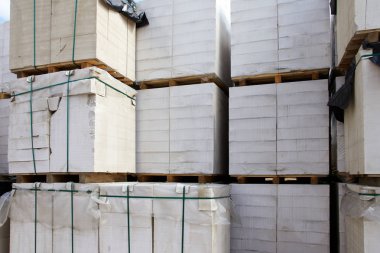 Depoda depolanan paletler üzerinde yeni aerated beton bloklar