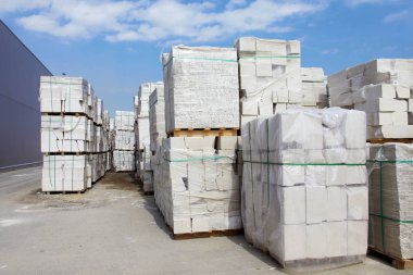 Depoda depolanan paletler üzerinde arızalı temizlenmiş beton bloklar