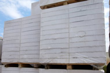 Depoda depolanan paletler üzerinde arıtılmış beton bloklar