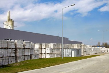 Fabrika önünde paletler üzerinde kusurlu havalandırılmış beton bloklar