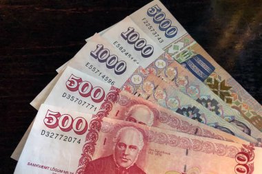 İzlanda parası. İzlanda'nın parası. Ahşap masa üzerinde birkaç İzlanda kronu faturaları. İzlanda Kronu İzlanda 'nın ulusal para birimidir (kronur)