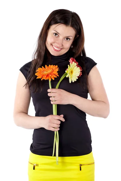Lachende jonge vrouw in korte gele rok met gerbera's — Stockfoto
