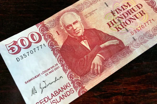 IJslandse contanten. Geld van IJsland. 500 IJslandse kroon Bill op houten tafel. IJslandse kroon is de nationale munteenheid van IJsland (Kronur) — Stockfoto