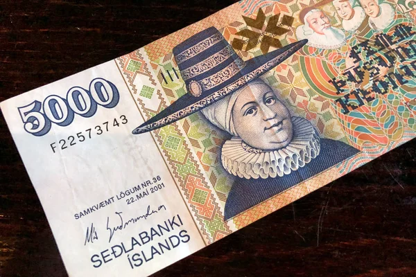 IJslandse contanten. Geld van IJsland. 5000 IJslandse kroon Bill op houten tafel. IJslandse kroon is de nationale munteenheid van IJsland (Kronur) — Stockfoto