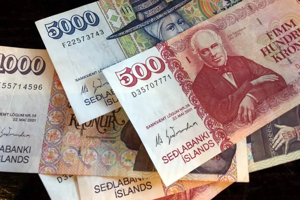 IJslandse contanten. Geld van IJsland. Verschillende IJslandse kroon rekeningen op houten tafel. IJslandse kroon is de nationale munteenheid van IJsland (Kronur) — Stockfoto